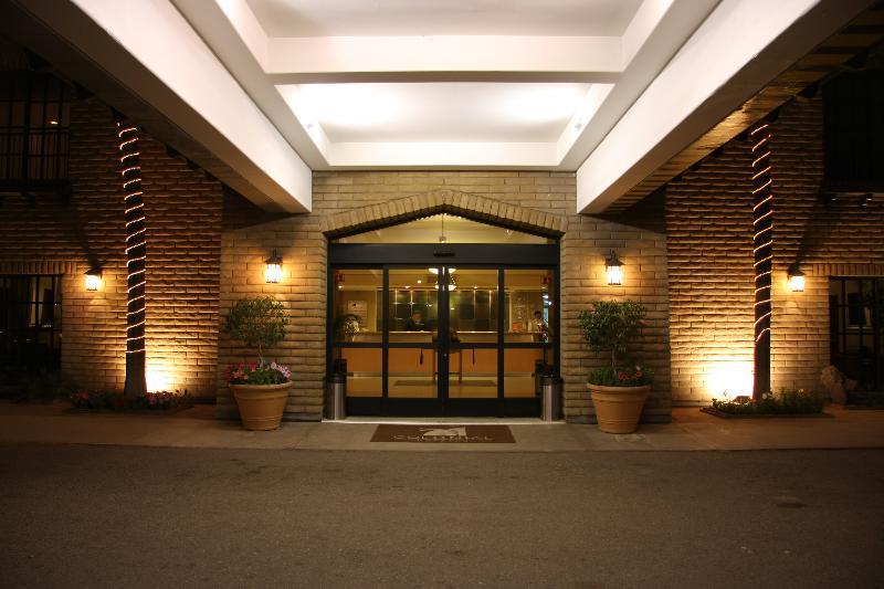 Colonial Hotel